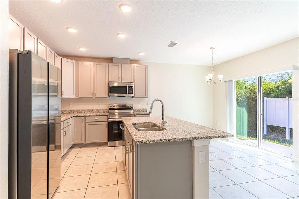3 bed, 2.0 bath, 1425 sqft, $1,975 — Photo 3