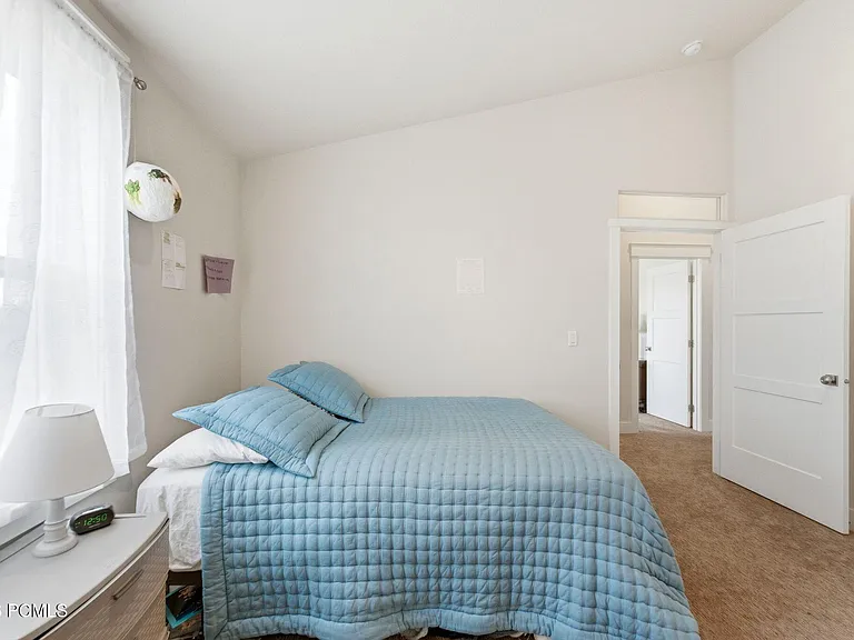 415 E Earl St — Photo 60