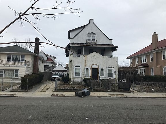 2nd image of 122 E Market St