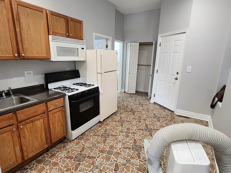 1523 W 18th St #1R — Photo 7