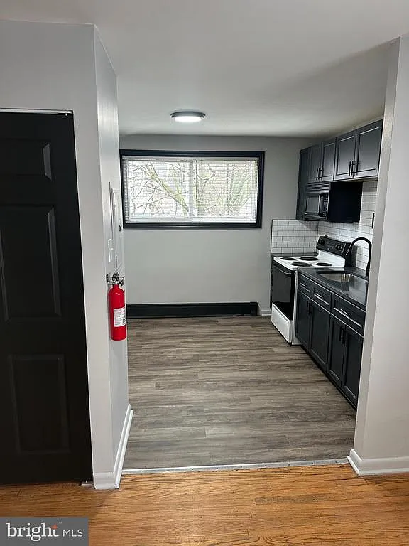 2 bed, 1050 sqft, $1,900 — Photo 3
