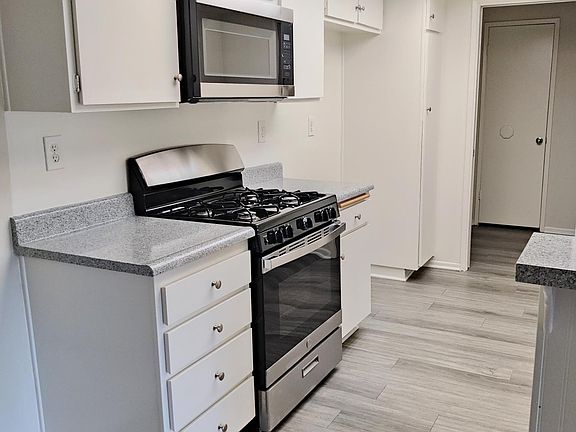 2nd image of 13131 Moorpark St APT 201