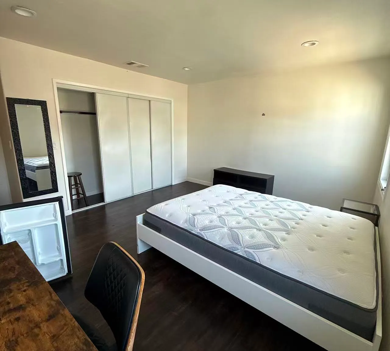 4 bed, 1100 sqft, $1,100 — Photo 3