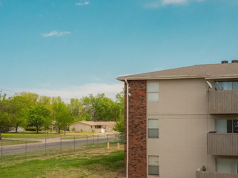 Brentwood Apartments — Photo 16