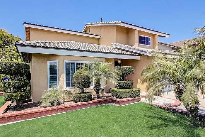 4 bed, 2.5 bath, 2633 sqft, $5,200 — Photo 4