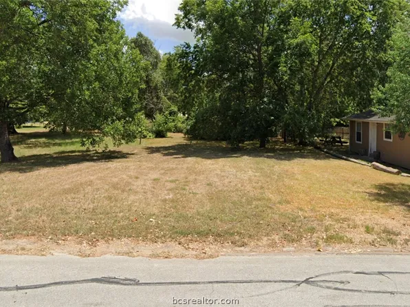 911 Harlem Ln, Bryan, TX 77803