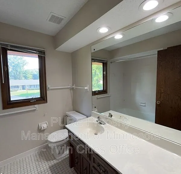7420 Hyde Park Cir — Photo 29