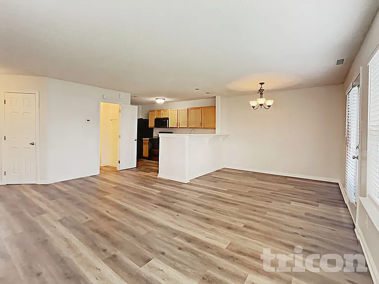 4525 Connaught East Dr — Photo 4