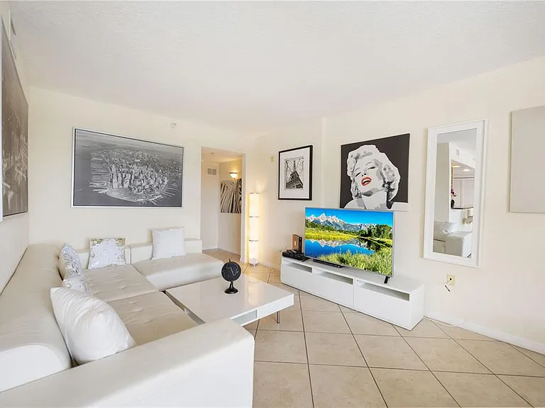 445 Hamden Dr #302 — Photo 9
