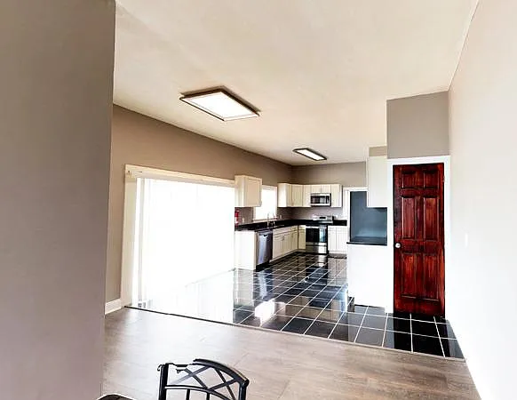 6 bed, 2542 sqft, $4,350 — Photo 4