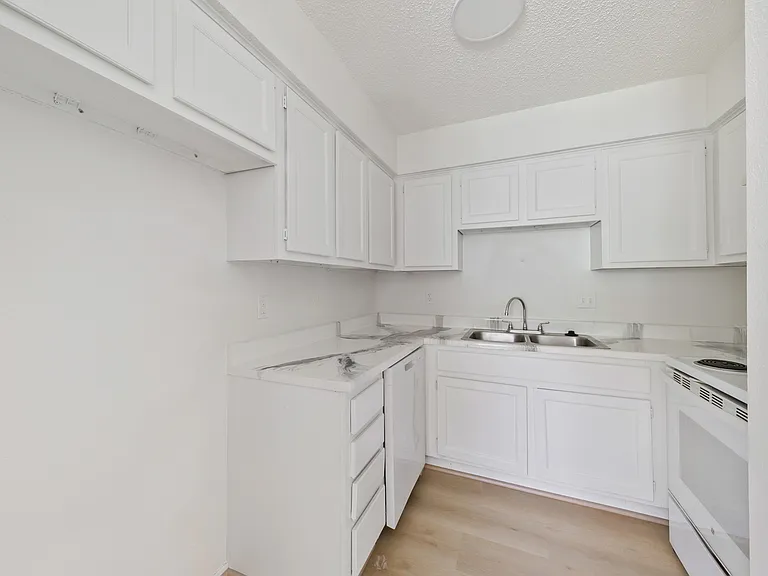 700 Lyle West Ave #D — Photo 10