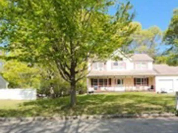 2 Ord Ct, Middle Island, NY 11953