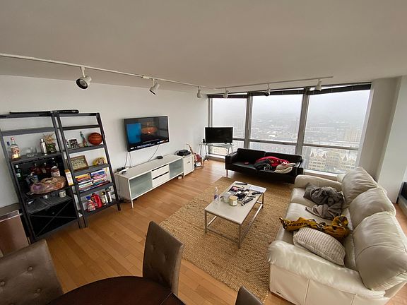 3rd image of 340 W Diversey Pkwy #2714
