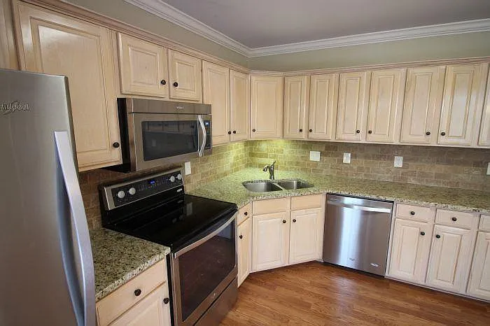 3 bed, 2.5 bath, 1972 sqft, $2,250 — Photo 4