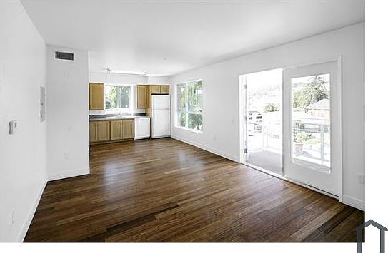 4th image of 10920 Macarthur Blvd #209