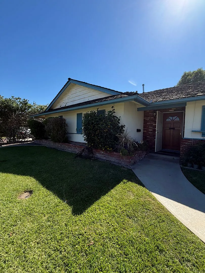 Spacious 4 Bedroom Home — Photo 2