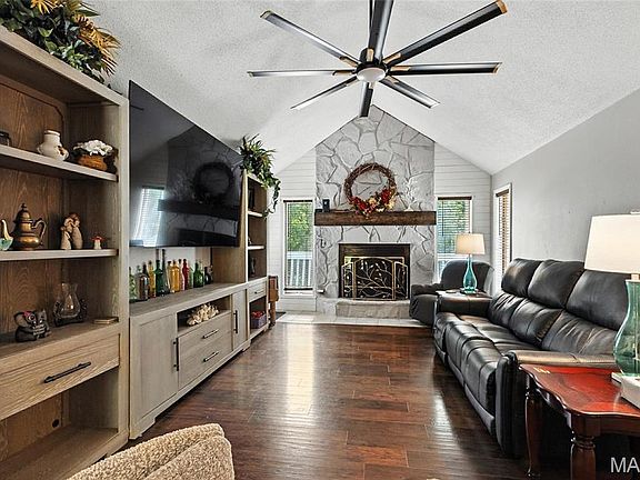 4th image of 190 Whispering Pines Est