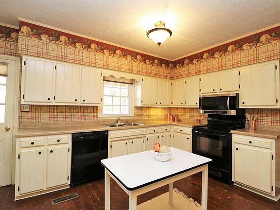 3rd image of 160 Brentlawn Dr