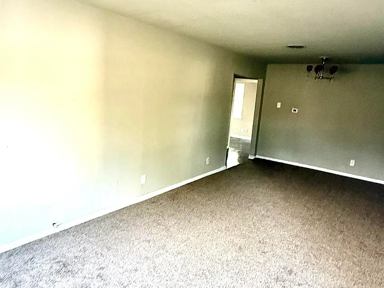 1111 Ireland St — Photo 2