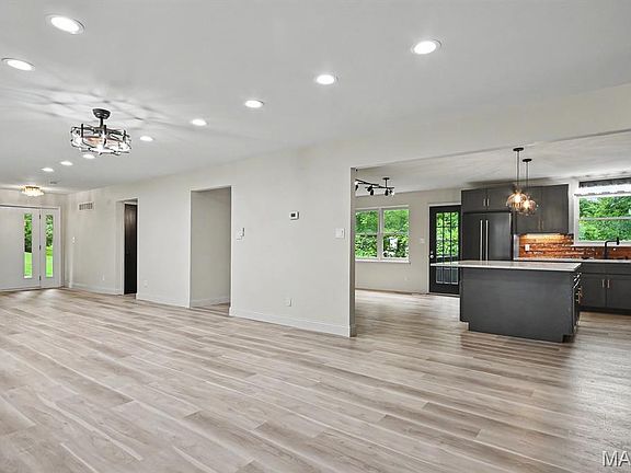 5th image of 406 Meyer Ave