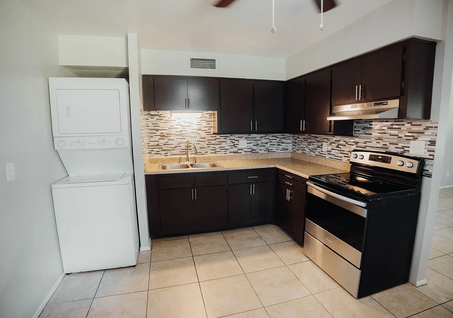 Level On 17th Apartments — Photo 3