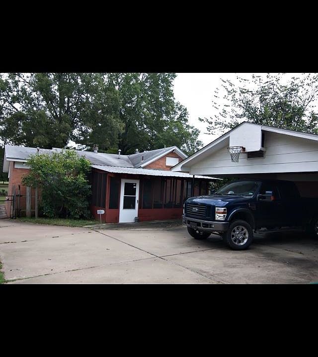 2nd image of 905 Oak St