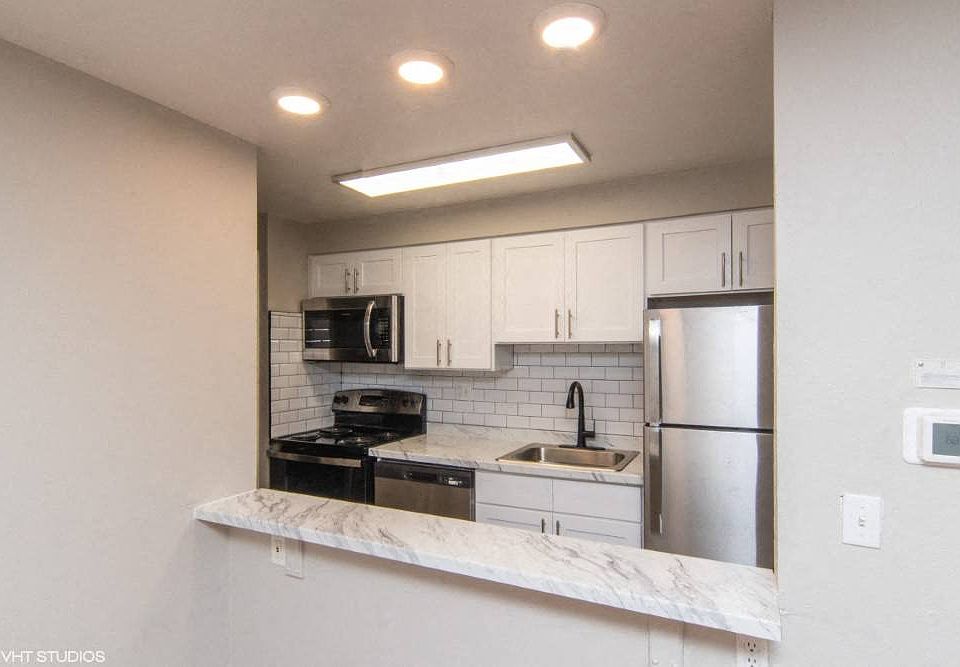 Breakfast bar sitting area and subway tile backsplash in the kitchen