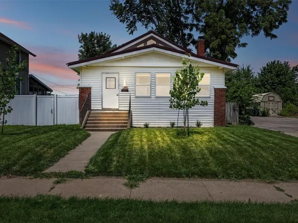 1216 1st Ave NW, Cedar Rapids, IA 52405