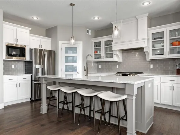 11507 S Barker Rd, Olathe, KS 66061