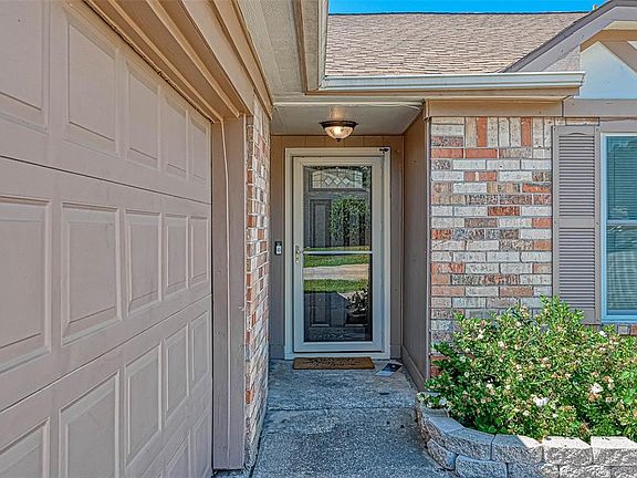 3rd image of 2926 Creekway Cir