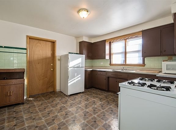 4th image of 8059 S Escanaba Ave