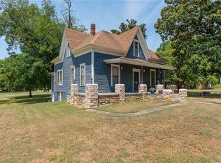 105 N 13th St, Van Buren, AR 72956