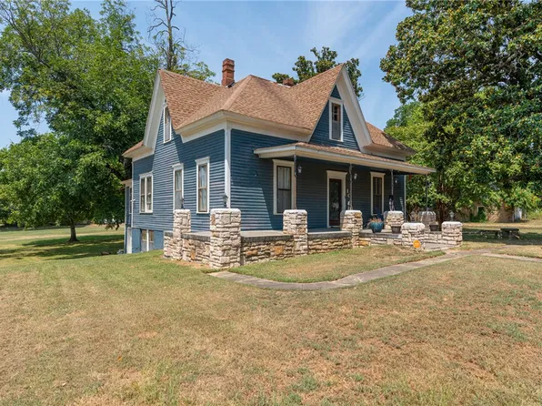 105 N 13th St, Van Buren, AR 72956
