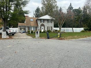 6 Peacock Ct, Coram, NY 11727