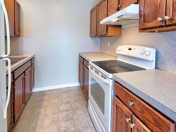 5th image of 411 Stratford Way APT 14