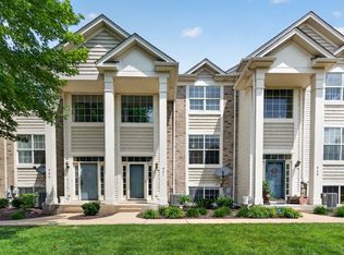 941 Summit Creek Dr, Shorewood, IL 60404
