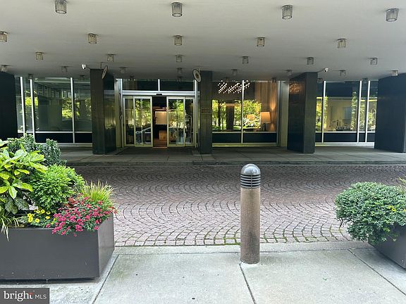 4th image of 604 S Washington Sq APT 216