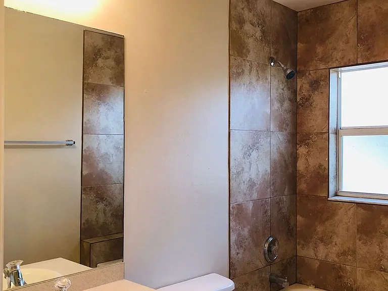 1031 SE 24th Ave — Photo 12