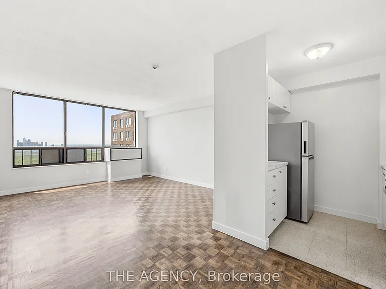 2360 Dundas St W #2816B — Photo 1