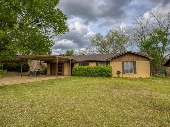 106 Shamrock Dr, Palestine, TX 75803