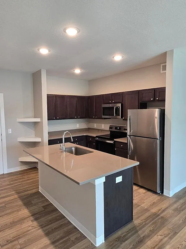 2 bed, 2.0 bath, 991 sqft, $1,387 — Photo 1