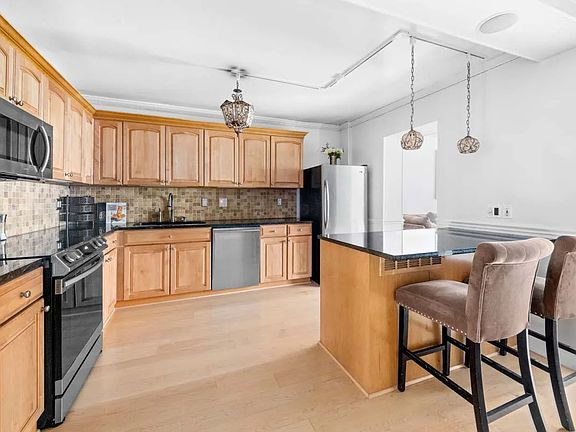 3rd image of 303 E 49th St APT 5