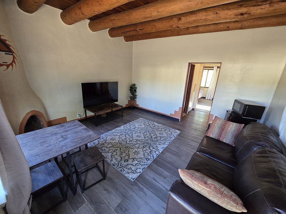 Living room, pull out couch, dining table, TV