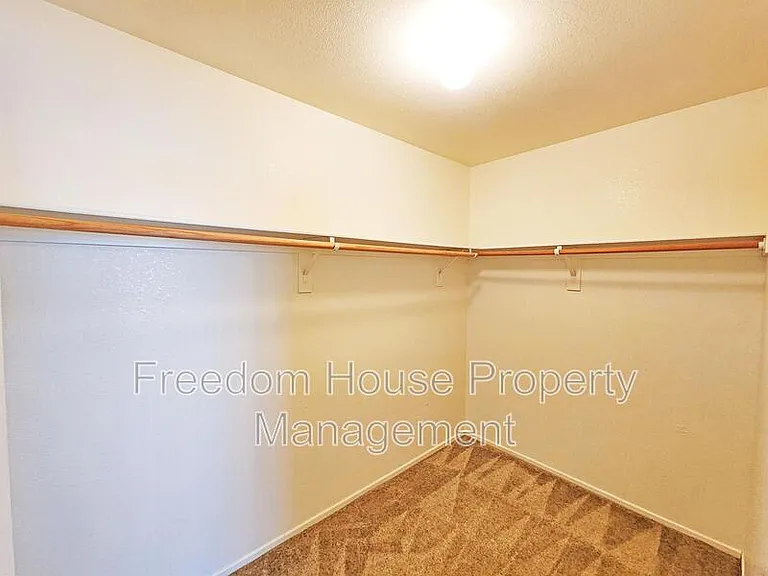 1850 Pershing Ave — Photo 12