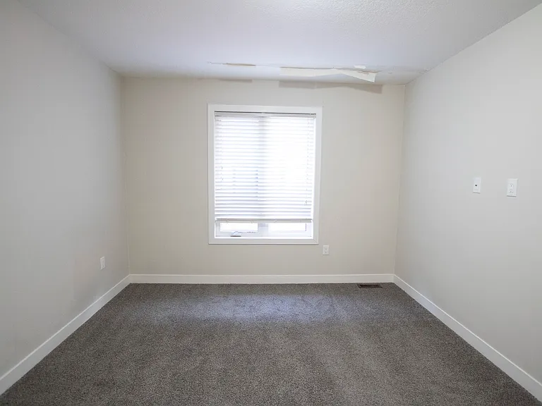 992 West Village Sq — Photo 32