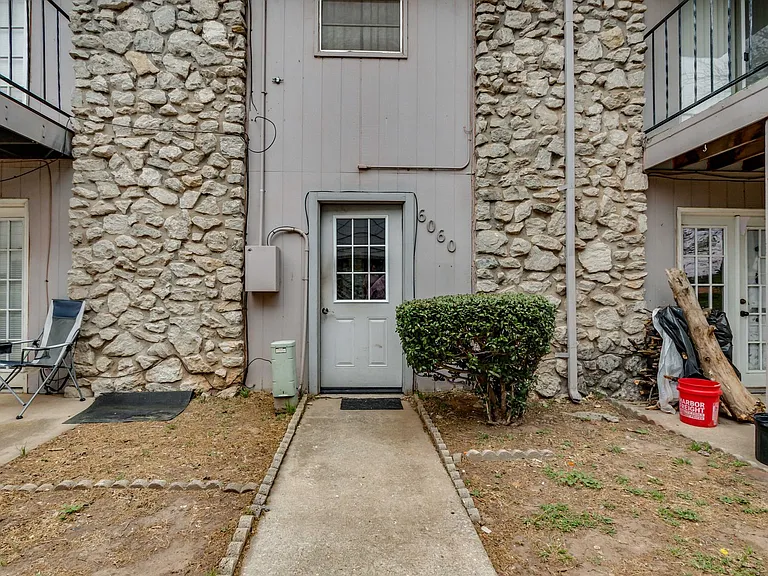 6060 Nw Expy #C — Photo 2
