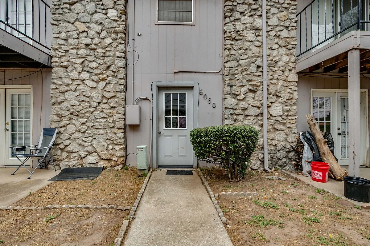 Building Photo - 6060 Nw Expy #C