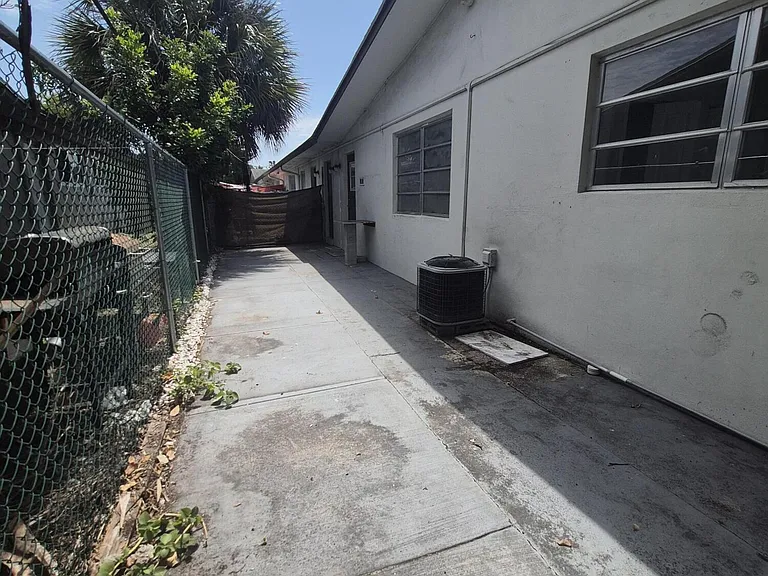 7221 Venetian St #9 — Photo 12