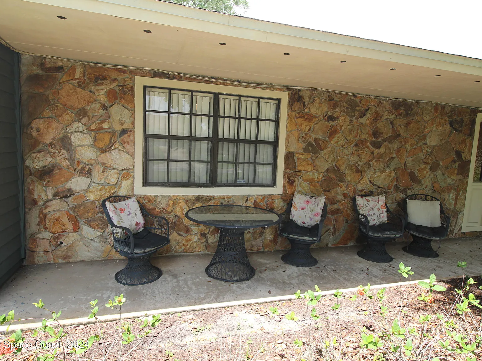 3 bed, 2.0 bath, 1731 sqft, $2,300 — Photo 2