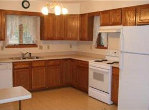 2nd image of 372 Broadway Avenue N